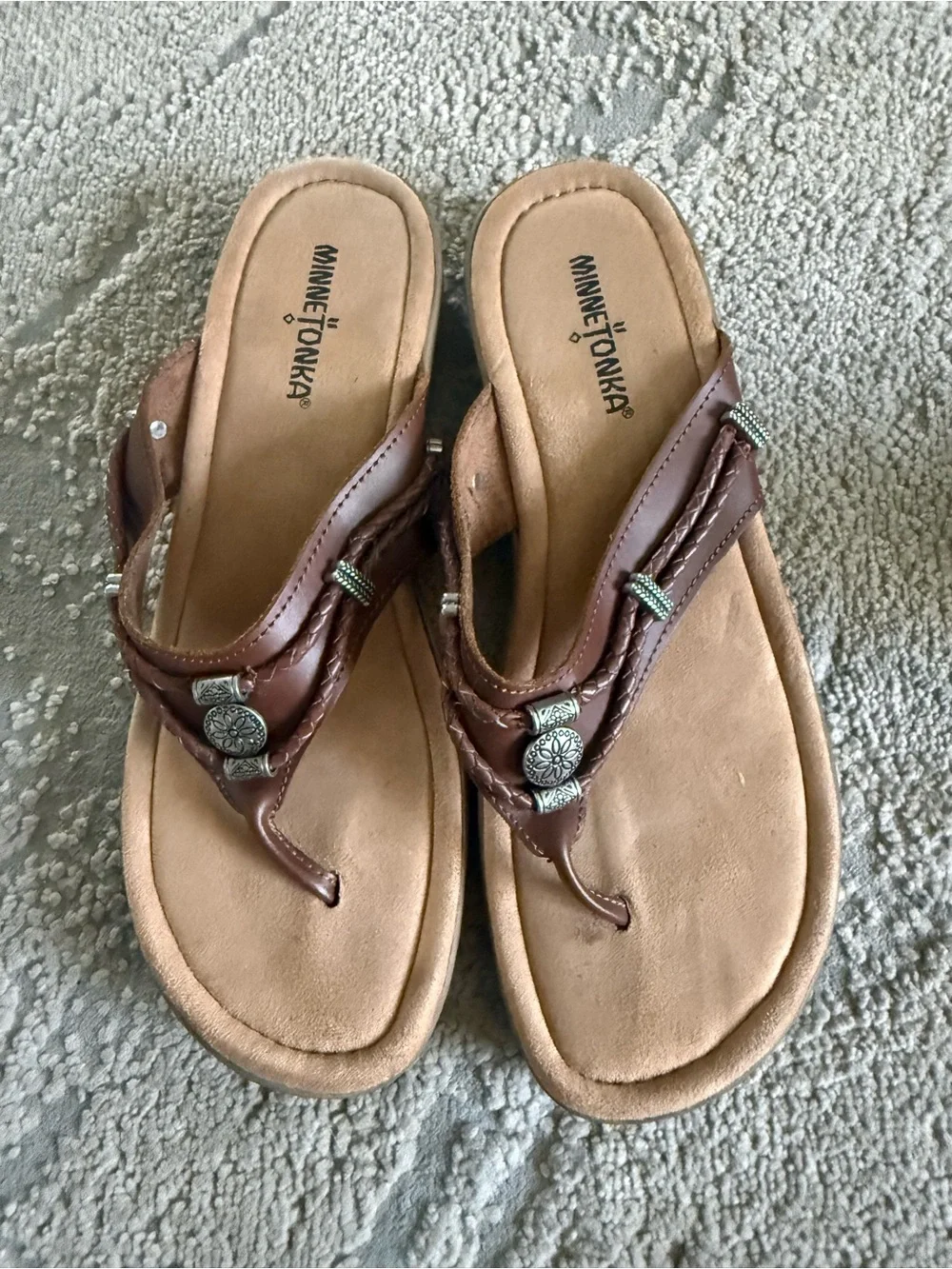 Minnetonka Silverthorne 360 thong sandals brown leather straps silver charms 10